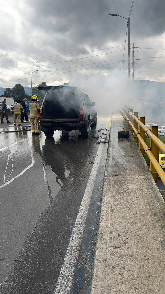 #BOGOTÁ. La mañana de este 06MAY, se presentó incendio vehicular en el puente de la Autopista Norte con calle 127. Cuerpo de Bomberos llegaron al lugar y atendieron la emergencia, por fortuna no se reportó ninguna persona lesionada.

ÚNETE 👉 t.me/pasa_enbogota