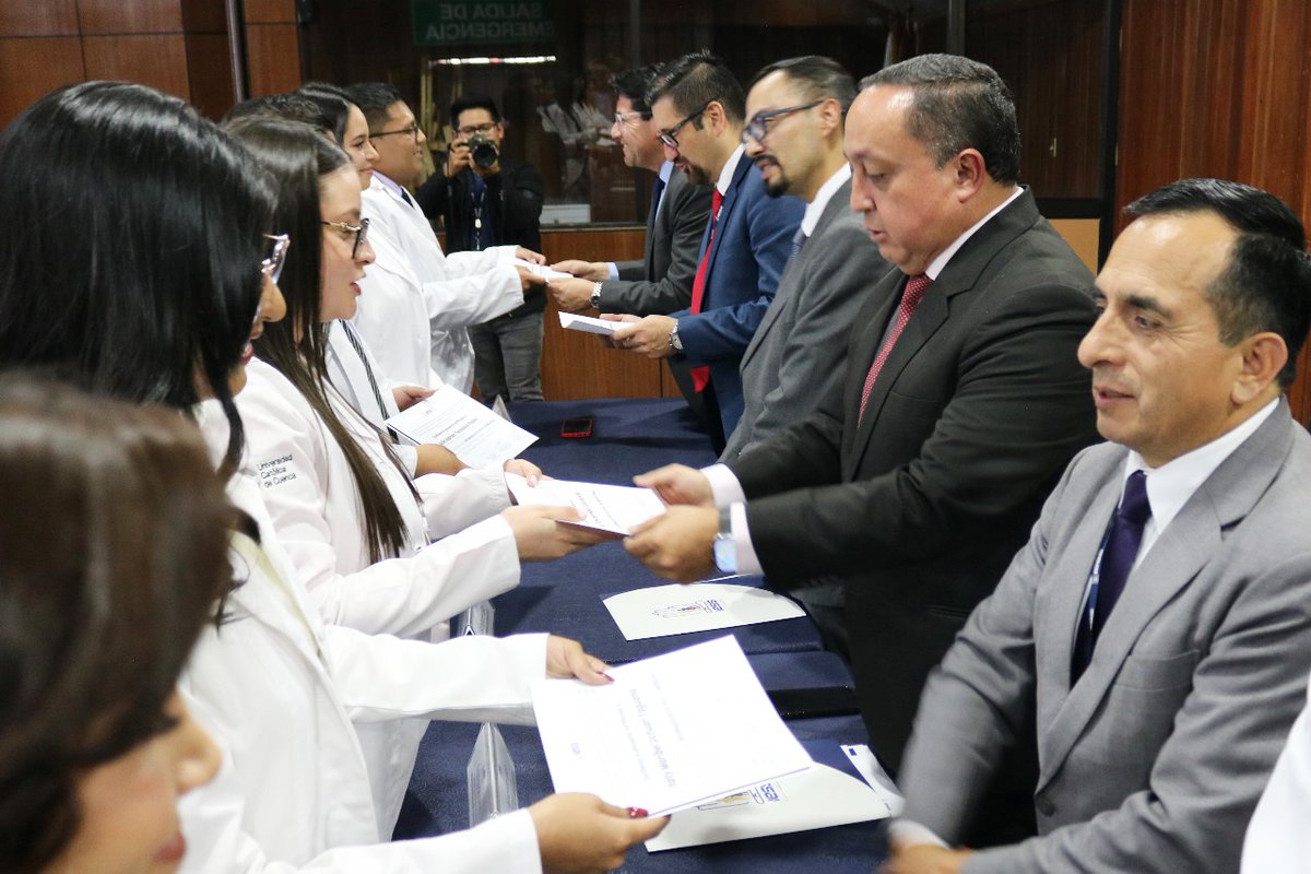 IESSHJCA's tweet photo. #IESSteInforma |🩺56 estudiantes de Medicina de la @UCatolicaCuenca (matriz y Azogues) y la @udecuenca culminaron su internado rotativo 2024–2025 en el @IESSHJCA.

⚕️Un paso clave hacia su formación como profesionales de la salud. https://t.co/gsKGho0OQu