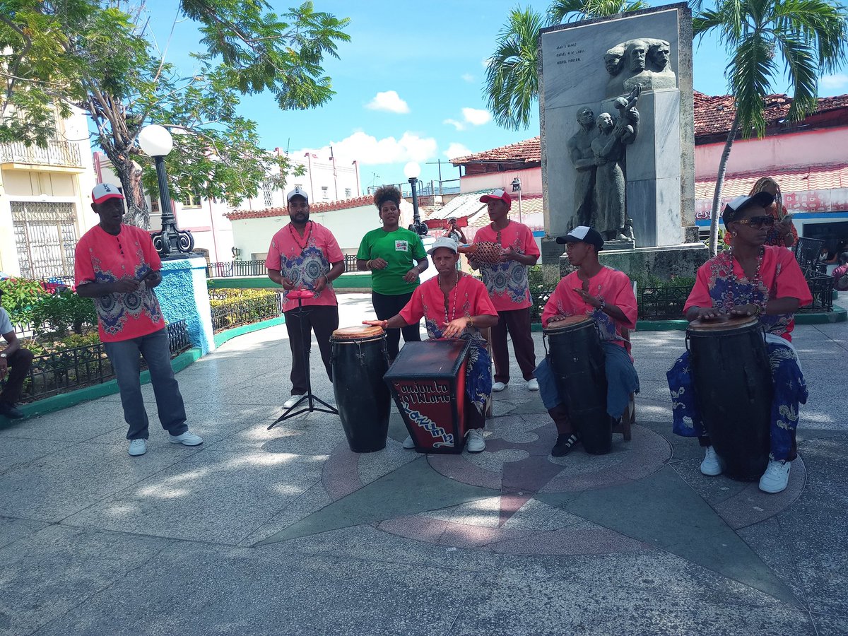 Yamailita's tweet photo. La Feria de Artesanía Arte para mamá, evento de carácter anual,organizado por la Filial del fondo de Bienes Culturales inició en Santiago de Cuba y se extenderá hasta el próximo 10 de mayo. https://t.co/2NNwU6EdZJ
