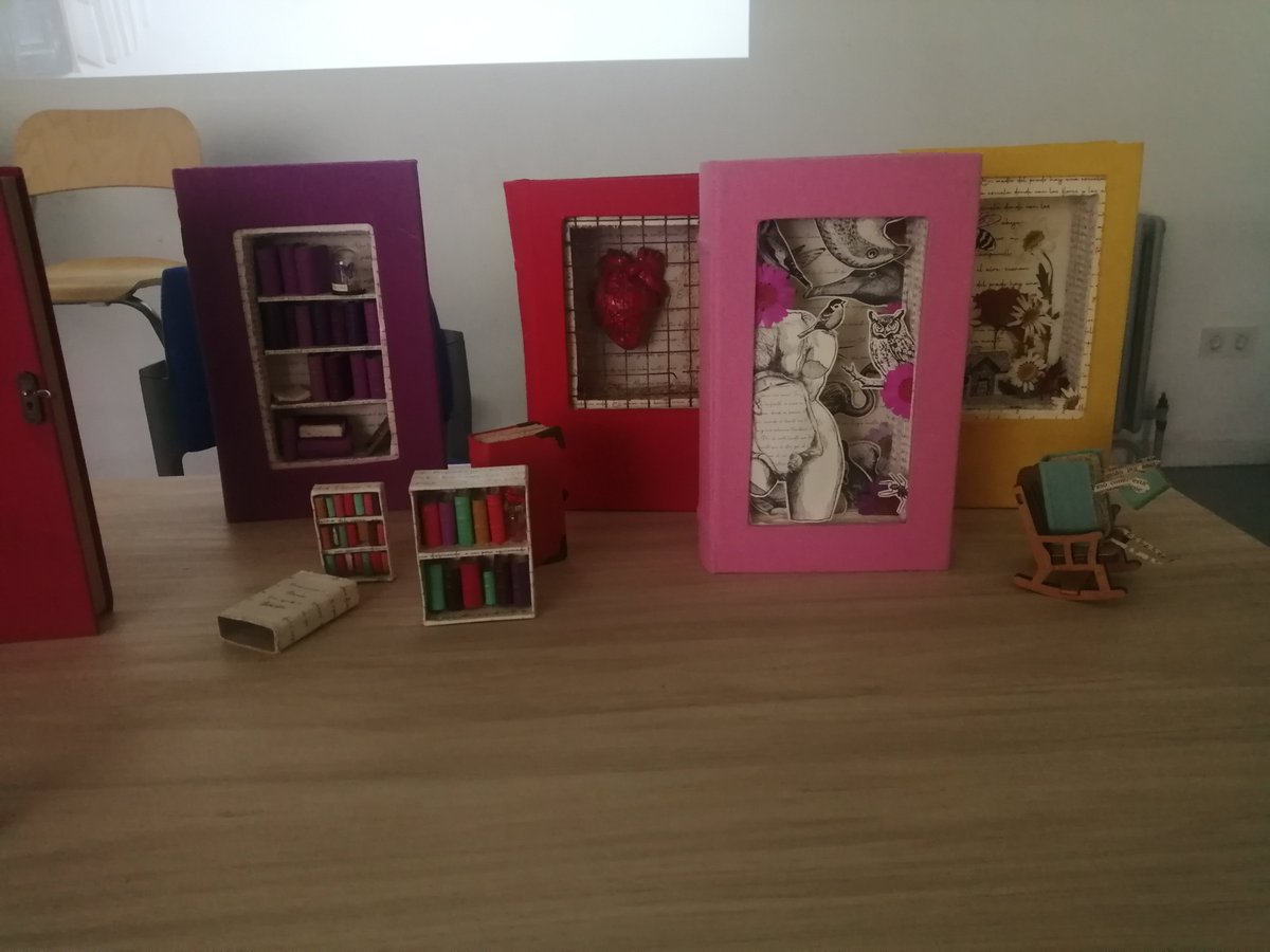Taller "La biblioteca es refugio", a cargo de Carmen Belén Romero, en las "Jornadas de la <a href="/BECREA_CORDOBA/">Red BECREA_CÓRDOBA</a>". Muchísimas gracias a Carmen Belén por enseñarnos a dar una nueva vida a los libros procedentes del expurgo. <a href="/cepcordoba/">CEP Córdoba</a>