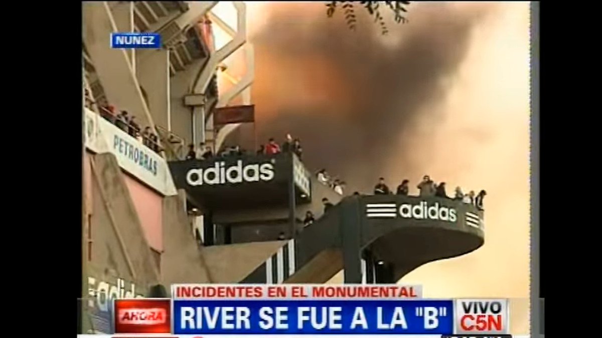 Tremenda esta escena de El Eternauta, pero me parece que Stagnaro puso mal el zócalo y si mal no recuerdo no había transmisión en TV