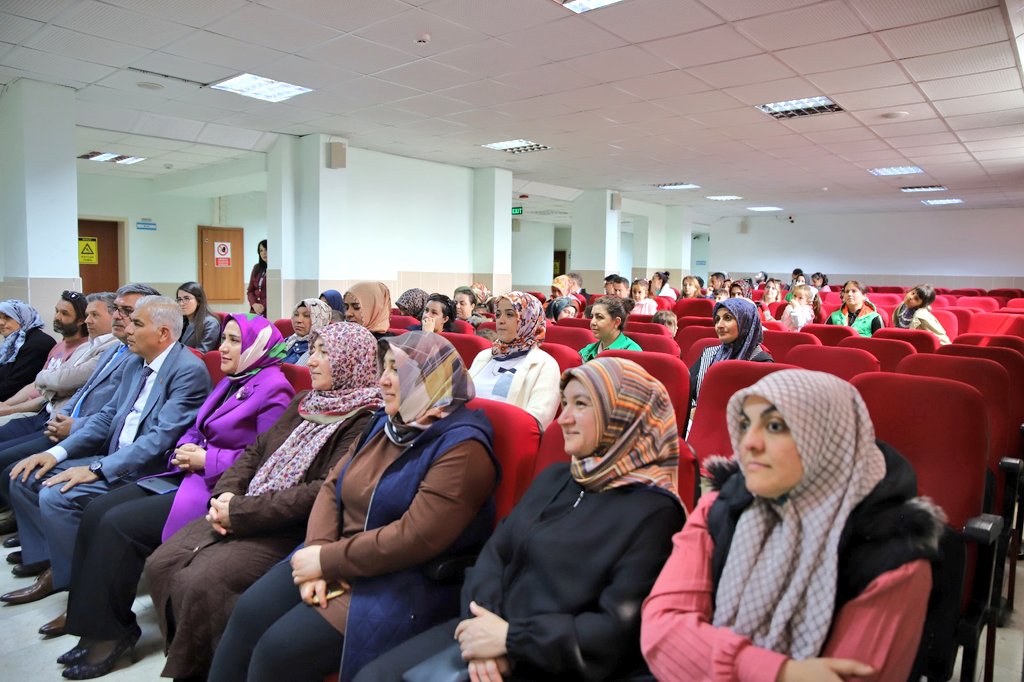 nigdeilmem's tweet photo. 👨‍👩‍👦‍👦VELİ AKADEMİSİ BAŞLADI.📈

İl Müdürümüz Sn. Elif Özbek, Şube Müdürü Mustafa Duran'la, Müdürlüğümüzce hayata geçirilen "Veli Akademileri" projesi kapsamında Kanuni Sultan Süleyman Ortaokulu'nda düzenlenen eğitime katıldı.💐

Veli Akademisi projesi kapsamında müdürlüğümüz diyetisyen ve uzmanları tarafından "Sağlıklı Yaşam ve Beslenme" eğitimi alan velilerimiz, gıda okuryazarlığı, etiket okuma, gıda israfı ve sağlıklı yaşam için fiziksel aktivite konularında bilgi sahibi oldular.

Eğitim sonrasında öğretmenler odasına misafir olan İl Müdürümüz, öğretmenlerle eğitim gündemlerine yönelik görüş alışverişinde bulundu. 

Eğitmenlerimize, ev sahipliği için okulumuza ve katılımcı velilerimize teşekkür ederiz.👏👏👏

@tcmeb @Yusuf__Tekin @elifozbek36