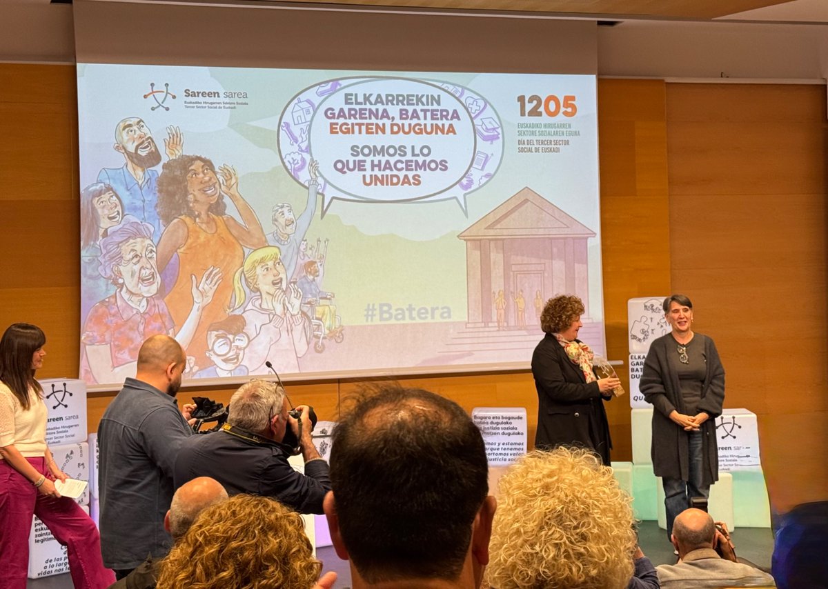 Gure lankide Concha Claverok Sareen Saria 2025 jaso du, inklusioaren, berdintasunaren eta hirugarren sektorearen aldeko konpromisoagatik. Emakume erreferentea, miretsia eta maitatua askorentzat. Zorionak, Concha!