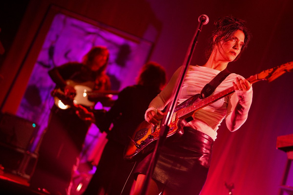 Live music review: <a href="/sharonvanetten/">Sharon Van Etten</a> did things a little differently with her new band the Attachment Theory in a sold-out show <a href="/930Club/">9:30 Club</a> on April 28. 

parklifedc.com/2025/05/06/liv…