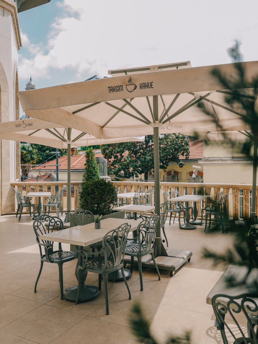 Bu hava da bahçe bir harika 🌿☕

İstiklal Caddesi girişindeyiz, Fransız Kültür Merkezi de alt kısmımızda yer alıyor 😂

Bahçenin altında da butik sayılacak kitabevimiz, Taksim Kitabevi'miz yer alıyor. Dört tarafımız hayat, huzur ve kültür dolu 📚📸❤️💬

📍Taksim Kahve - Beyoğlu