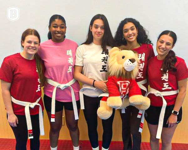 𝙒𝘼𝙏𝘾𝙃 𝙊𝙐𝙏🥋

Today our team was able to participate in a Tae Kwon Do class as a part of team bonding!