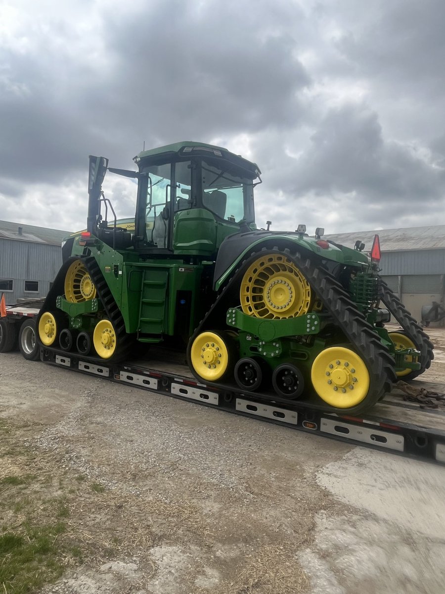 KenSchaus's tweet image. Doing our part to offset the trade deficit with the United States 🇺🇸 
Canadian Farm economy supporting the USA Midwest manufacturing sector 
#usmca #cusma 

Tractor going to be working in Bruce County #ontag