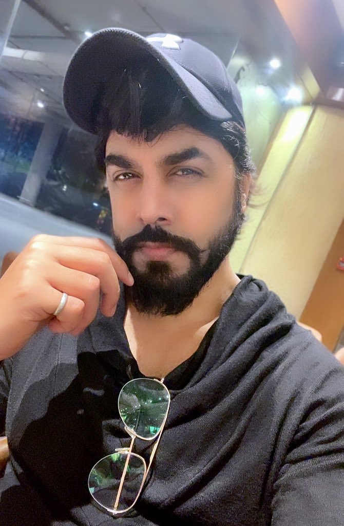 RAVISHRATHI2's tweet photo. Love Black 🖤🖤 https://t.co/wfJsON3fI9