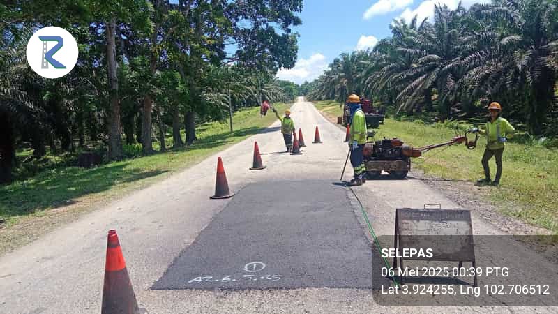 Kerja penyenggaraan rutin RO1 - Menampal pothole (tampalan kekal) di laluan FT1524 Jalan Utama Kota Gelanggi - Lepar Utara, Seksyen 26.30, Daerah Jerantut, Pahang

<a href="/JKRJERANTUT/">JKR Jerantut</a> 
<a href="/JKRPAHANG/">JKR PAHANG</a> 
<a href="/ZTTCSFJ/">ZTT CSFJ</a> 
<a href="/CSFJ_JKR/">Cawangan Senggara Fasiliti Jalan (CSFJ)</a> 
<a href="/IPJKR_Official/">JKR Malaysia Rasmi</a> 
<a href="/moworksmy/">Kementerian Kerja Raya Malaysia</a> 
<a href="/ahmadmaslan/">DS Dr Ahmad b Maslan</a> 
<a href="/AlexNantaLinggi/">Alexander Nanta Linggi</a>
