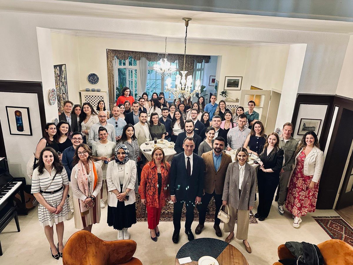 pcanar's tweet photo. Sayın T.C Düsseldorf Başkonsolosumuz, Değerli Mezunumuz ve Sevgili Arkadaşımız Ali İhsan İzbul’un davetiyle @Bilmed olarak yurtdışında yaşayan mezunlarımızla T.C Düsseldorf Başkonsolosluğu Konutu’nda gerçekleşen resepsiyona mutlulukla katıldık. https://t.co/wy6ue6mZLZ