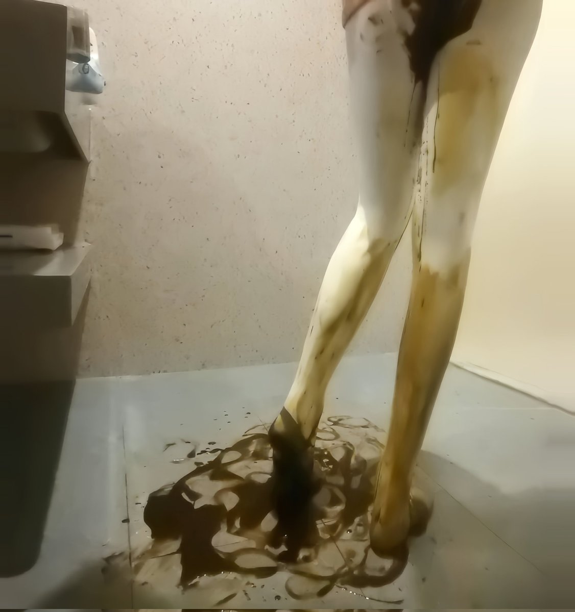 zzxjsbb's tweet photo. 《弄脏白袜子》第47期：黑色粘液被灌到了裤子里！屁股黏糊糊的呜呜😭
Ps.失踪人口终于回来更新啦！最近真是太忙了��过阵子一定加班补更！
#Messy
#着衣脱糞
#涂抹
#WAM
#白丝
#踩屎
#白丝踩屎
#裤袜
#丝袜
#白丝足底
#重口味
#下痢便が
#失禁
#おもらし
#お漏らし
#脏白袜
#反差 https://t.co/seqLUtGEMk