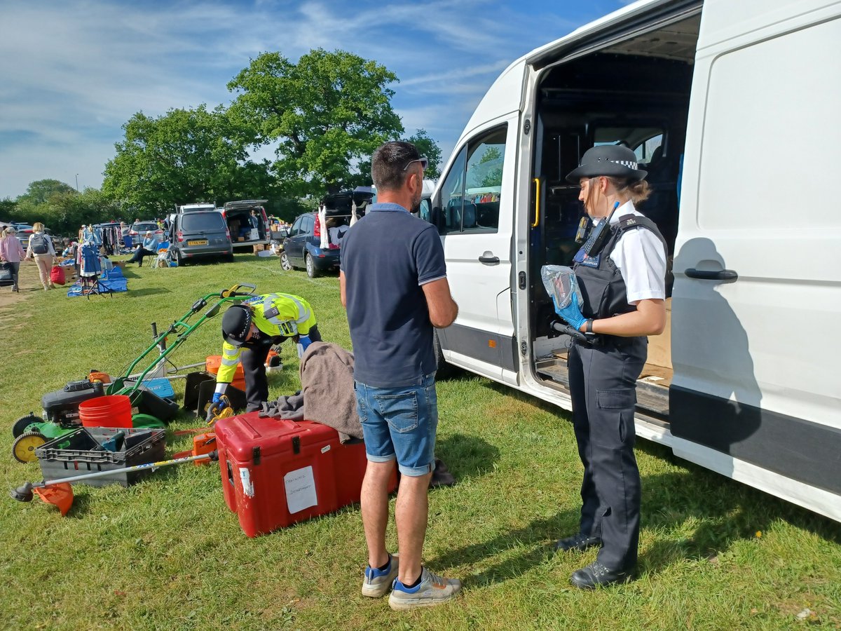 MPSWelling's tweet image. 🚨We can’t hammer this point home enough, mark your tools! 🛠️
Officers assisted @MPSSidcup in Romford with an operation at a boot fair targeting the selling of stolen tools. It was very successful with multiple arrests and thousands of pounds worth of tools seized 🚔
#SelectaDNA