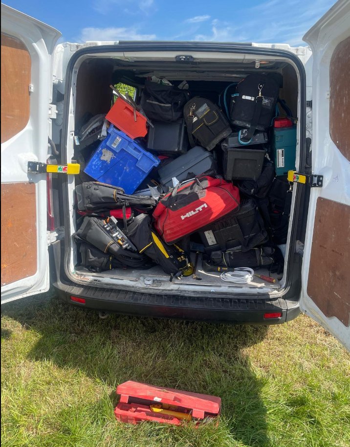 MPSWelling's tweet image. 🚨We can’t hammer this point home enough, mark your tools! 🛠️
Officers assisted @MPSSidcup in Romford with an operation at a boot fair targeting the selling of stolen tools. It was very successful with multiple arrests and thousands of pounds worth of tools seized 🚔
#SelectaDNA