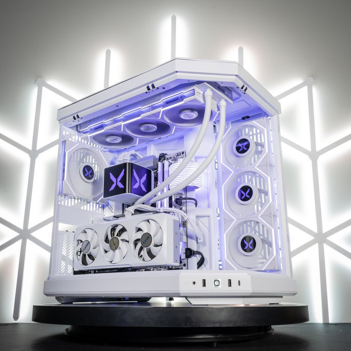 GIVING AWAY this PC live at 7pm EST today🥳

Who wants it?