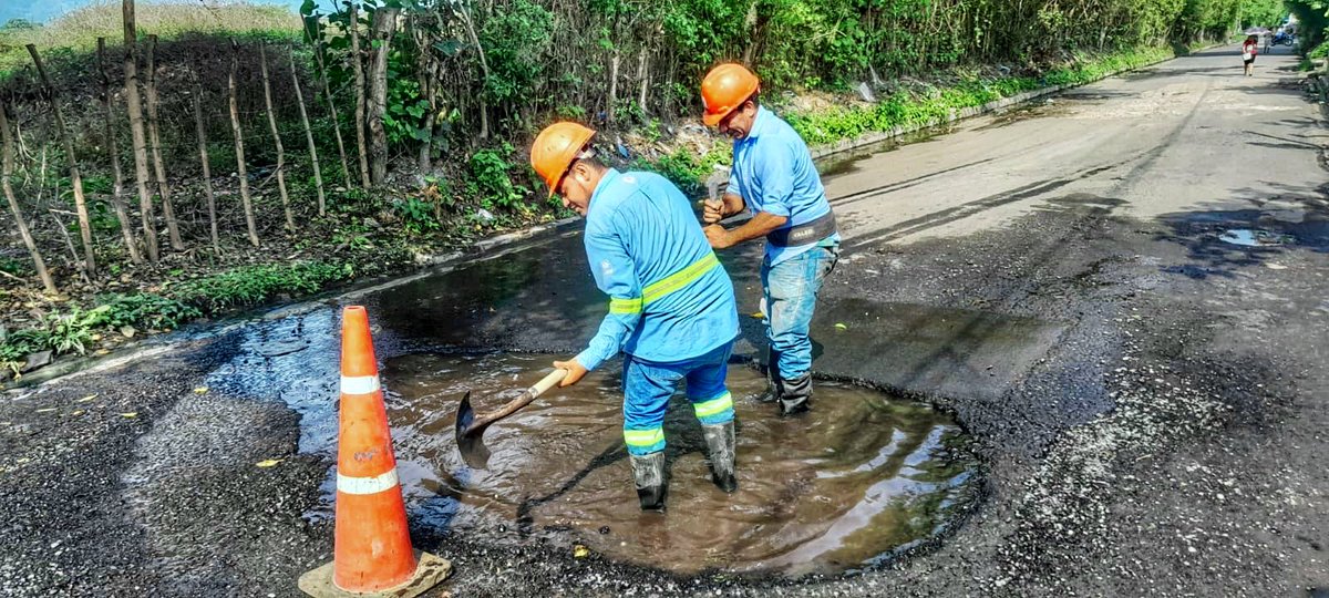 📍Atendiendo tubería de distribución de 2" dañada en sector 5 Cedros, final 7a. Calle Poniente, cantón El Cobanal, Colón, La Libertad Oeste.