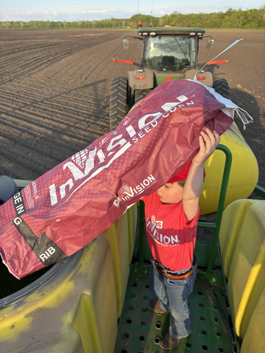 Starting ’em young in the FS InVISION legacy! When your seed corn is this good, even the littlest hands know it belongs in the planter. #FSInVISION <a href="/FSCooperatives/">FS</a> <a href="/jrvance24/">Jessi Hintz</a> #NextGenFarming #Plant25 #farming #kids  #futurefarmer