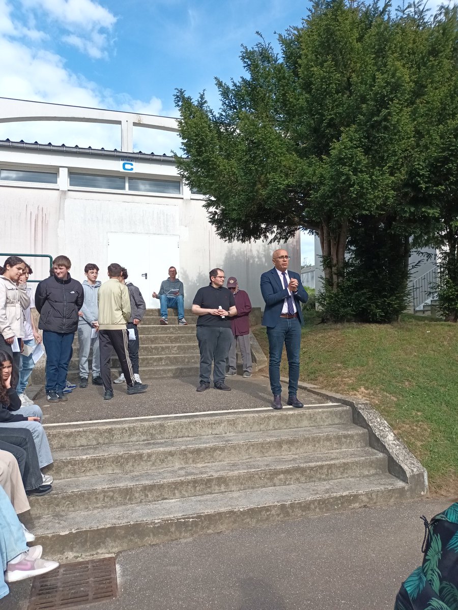 Enfouissement d'une capsule temporelle pour commémorer les 80 ans de la disparition d'Anne Frank. <a href="/PE_Lalmy/">Lalmy Pascal-Éric</a> <a href="/SaintDizierFR/">Saint-Dizier</a>