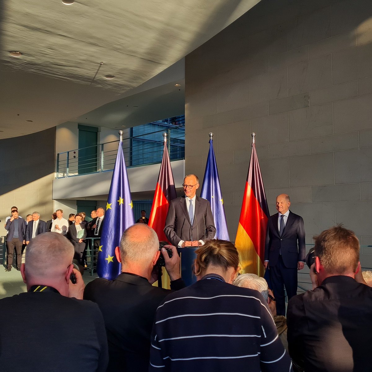 Christian Schweppe (@chschweppe) on Twitter photo "Sehr geehrter Herr Bundeskanzler", sagt am Abend nun <a href="/_FriedrichMerz/">Friedrich Merz</a> zu <a href="/OlafScholz/">Olaf Scholz</a>. Die Amtsgeschäfte hier im Kanzleramt werden gerade übergeben. Fünf Stunden später als geplant, ein langer Tag im Regierungsviertel. #Zeitenwende #Kanzlerwahl #Merz "Sehr geehrter Herr Bundeskanzler", sagt am Abend nun <a href="/_FriedrichMerz/">Friedrich Merz</a> zu <a href="/OlafScholz/">Olaf Scholz</a>. Die Amtsgeschäfte hier im Kanzleramt werden gerade übergeben. Fünf Stunden später als geplant, ein langer Tag im Regierungsviertel. #Zeitenwende #Kanzlerwahl #Merz