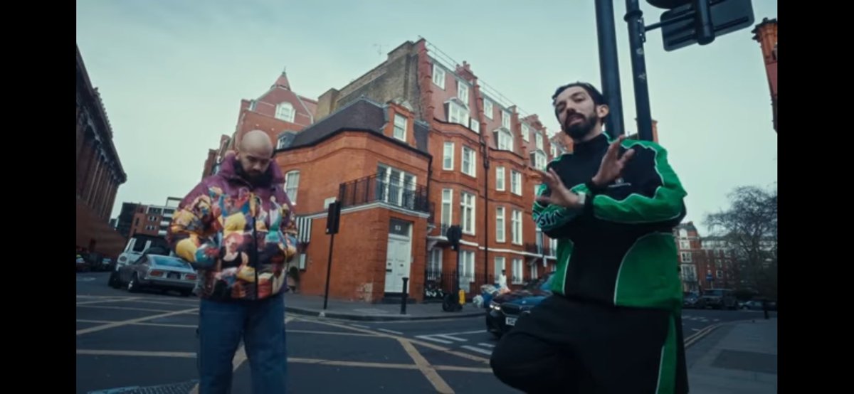 lisaa_rce's tweet photo. Nouvelle era, juste fan depuis 2015 🔁
@bigfloetoli 
est-ce que l’herbe est plus verte chez le voisin s’il est synthétique ? 🧠 
Londres en mars trop fort 🙂‍↕️ https://t.co/WiTtJiT4sW