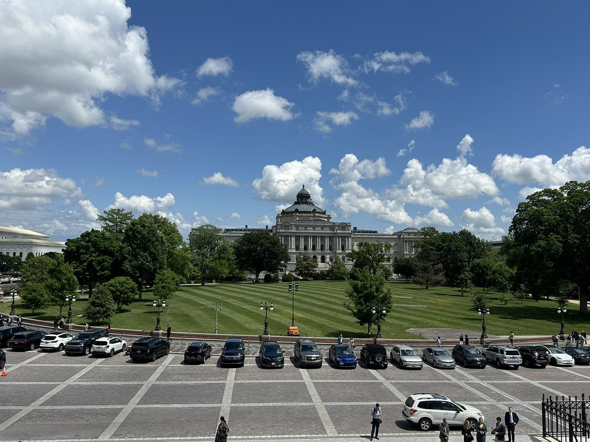 Architect of the Capitol appreciation post, look at that nice beautiful lawn
