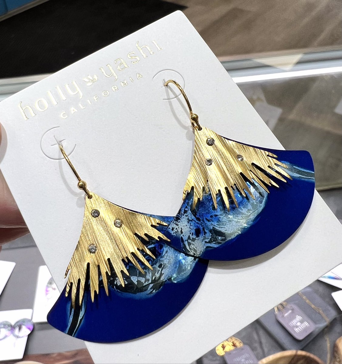 del_haven's tweet photo. Looking for the perfect gift for #Mom? #HollyYashiearrings are always a hit! Made of super lightweight #niobium, priced from $65. To $110., and color like no other!  #mothersday #peoplesplazashops https://t.co/hHuElmkySN
