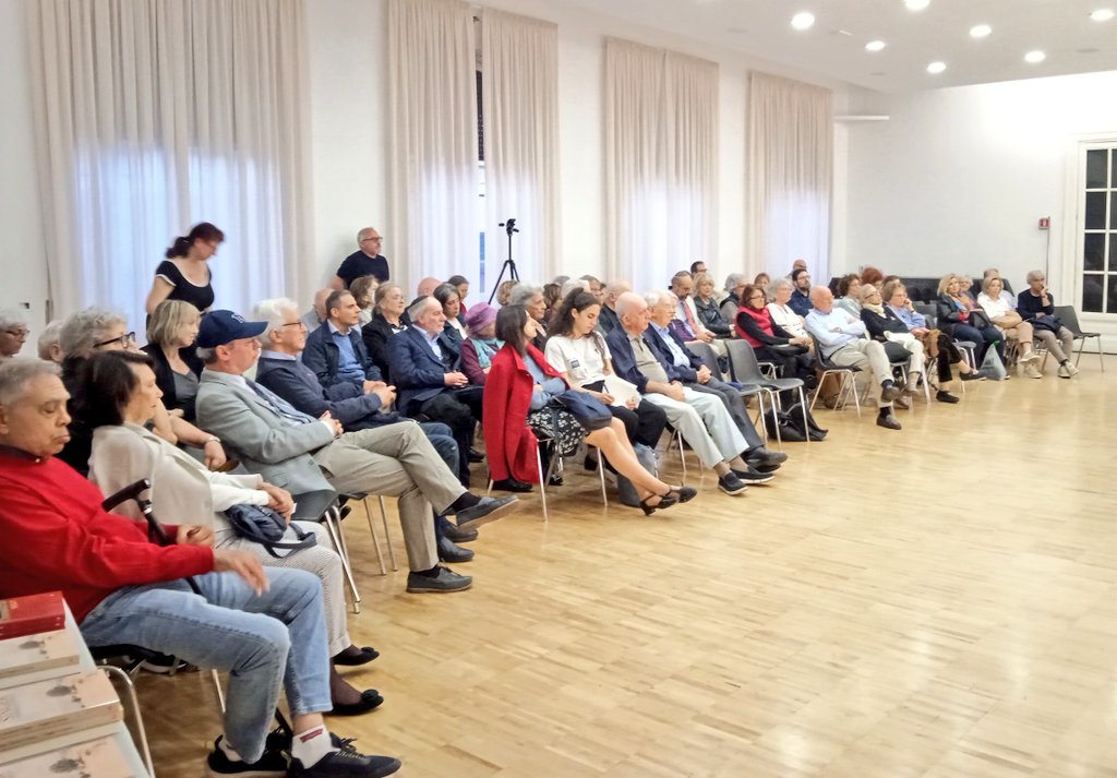 Al Pitigliani ascoltando le parole di Roberta Ascarelli, Elèna Mortara e <a href="/Shulim78/">Shulim Vogelmann</a> su Isaac Bashevis Singer ❤️