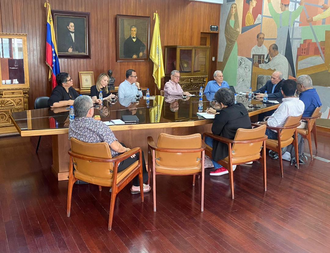 Este #05Mayo, se instaló el Consejo asesor de 
información y comunicaciones de la #UCV. 

Integrado por un grupo de destacados profesionales de la comunicación, cuya tarea será contribuir al fortalecimiento de la DIC-UCV, como fuente oficial al servicio de la universidad.