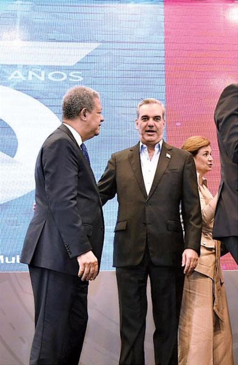 Que los dos delincuentes más finos que ha tenido el país en los últimos 30 años se den un abrazo NO requiere mi más mínima impresión, lo que sí me gustaría es ver que dirán mis nietos cuando en los libros de historia, sean colocados uno como un NARCO PRESIDENTE y el otro como el