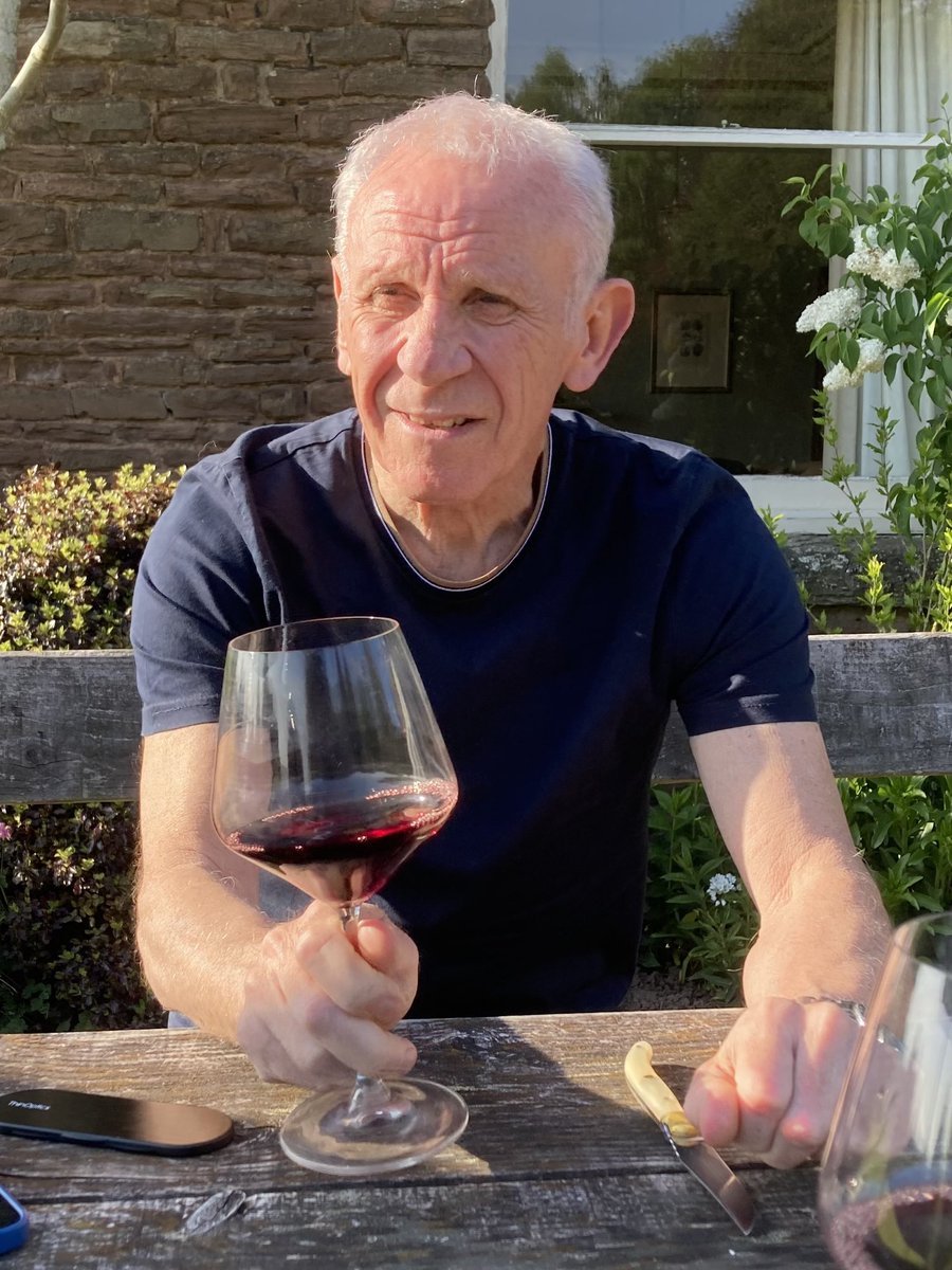 What a pleasure to have this fella at my garden table, sharing a bottle of non-white wine, on the 40th anniversary of EFC winning the 1984/85 league title 💙
