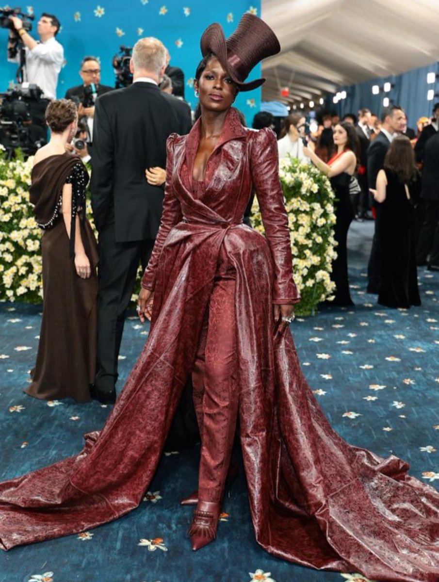 missedherbus's tweet photo. 2. Jodie Turner Smith

Now we’re really talking. Hat is perfect, waist is snatched, that long coat is perfectly reminiscent of Lord’s cape. https://t.co/flimPsCX2n