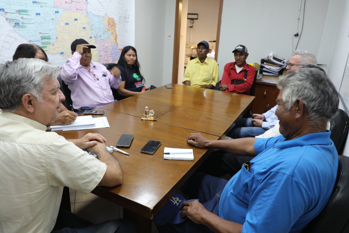 🟠El Ministro de la SEN, Arsenio Zarate, recibioa a líderes de la comunidad San Fernando, ubicada en el distrito de Puerto Pinasco, dpto. de Presidente Hayes.

Coordinaron acciones conjuntas para brindar asistencia a las familias afectadas por las intensas precipitaciones.