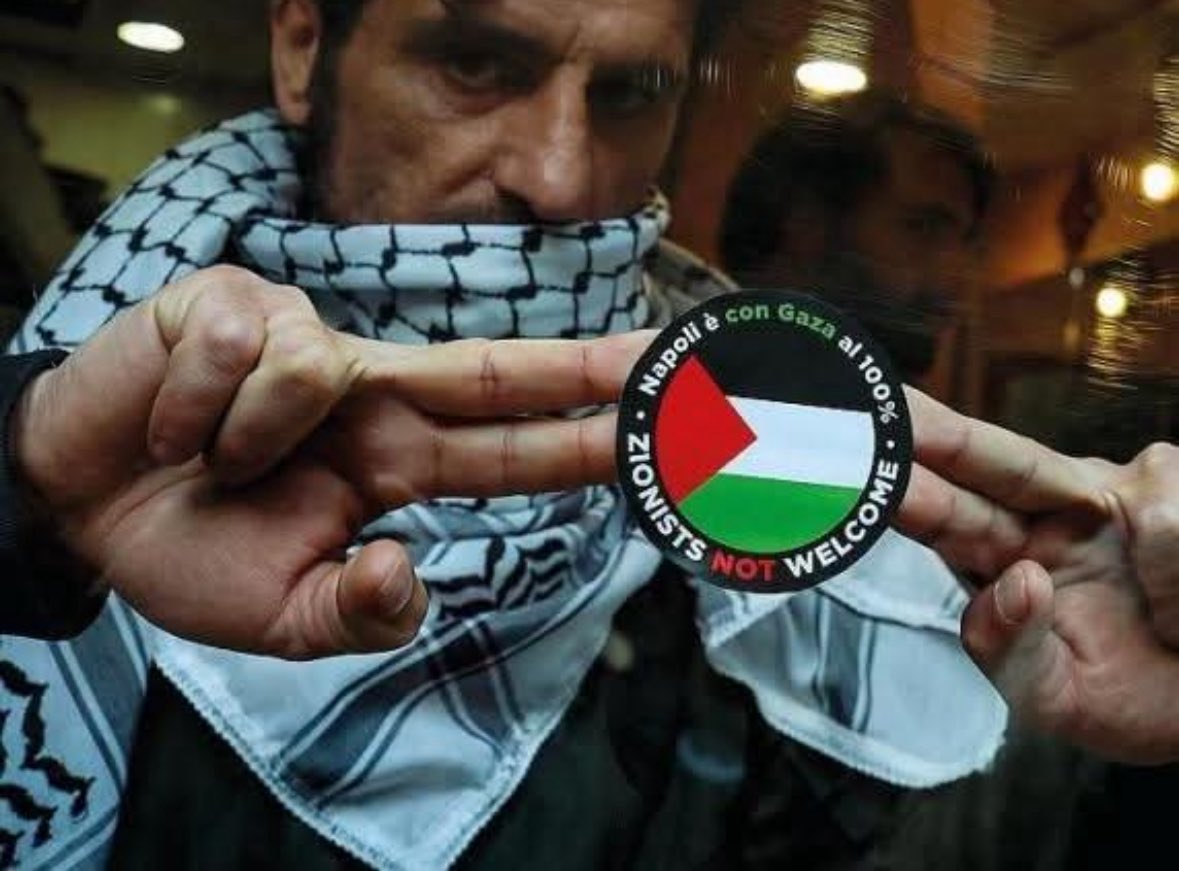 È come negli anni ‘30. Adesivi in diversi negozi di Napoli che vietano l’ingresso agli ebrei (e per piacere non giustifichiamo con la fesseria del “sionismo che è un’altra cosa”) Ai negozi che esibiscono questi adesivi va revocata la licenza per discriminazione e odio razziale