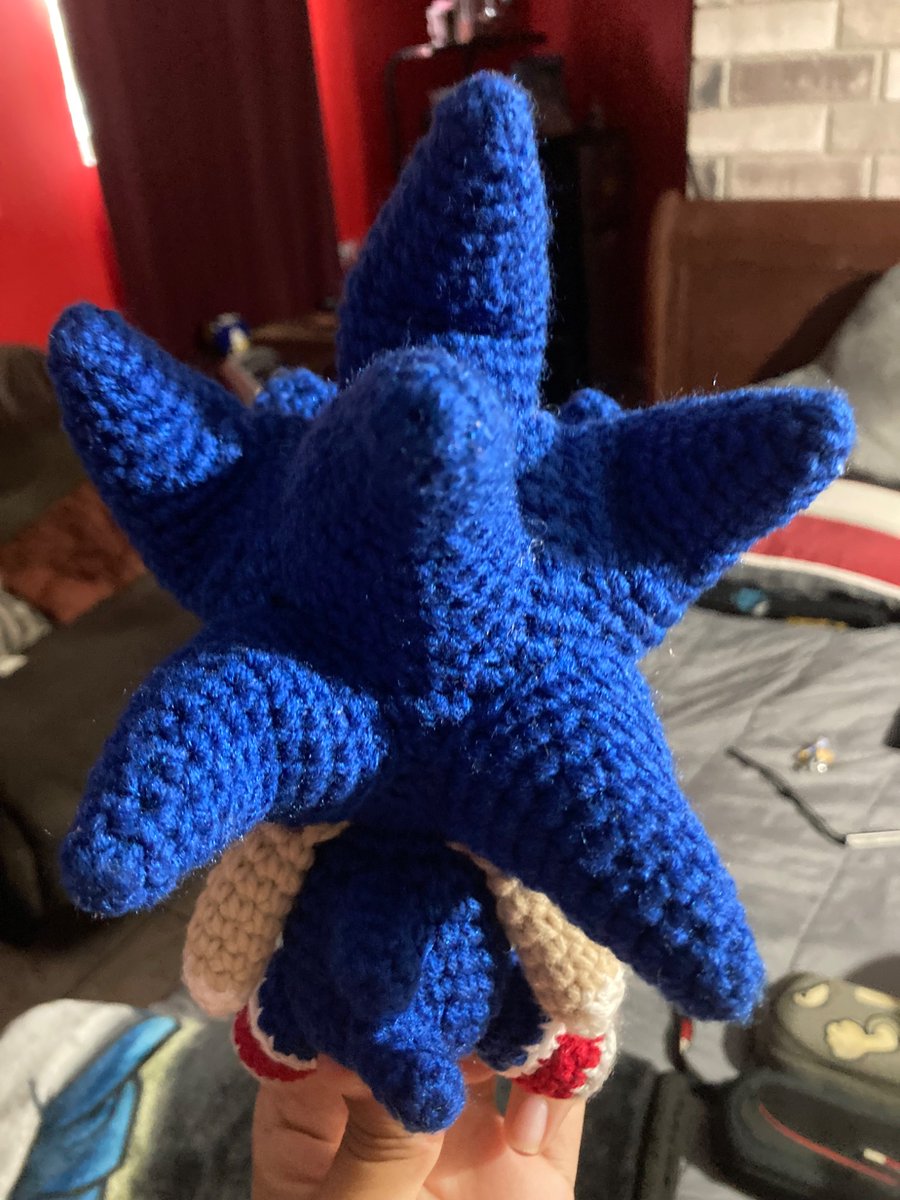Hey <a href="/CrystalsStarzz/">✦🩷 𝐕𝐢𝐧𝐭𝐚𝐠𝐞 𝐔𝐩🩵✦</a>  look my auntie got me homemade plushy sonic made from ball of yarn #SonicTheHedgehog #yarnplushy