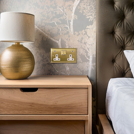 Upgrade your interior with Focus SB's Sheraton faceplate! ✨

Its stepped-edge design complements contemporary and heritage styles. Design highlights include slotted screws, matching switches, dual USB sockets, and a screwless finish.

#BritishMade #LuxuryLighting #InteriorDesign