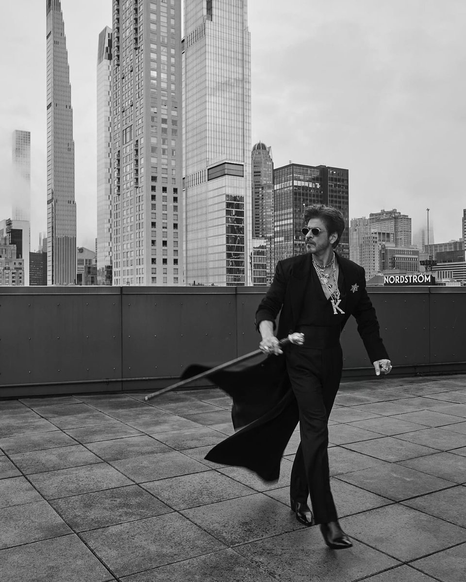 SRKBRAND7's tweet photo. One word: MAJESTIC. The King owns MET GALA in true SRK style! 🖤🔥

SRK AT MET GALA
#SRKMetGala #SRK https://t.co/mmbzNT3t90