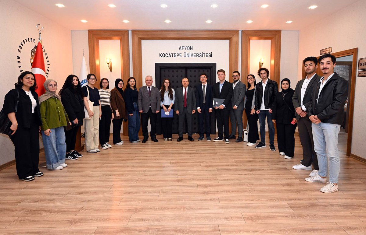 Girişimcilik ve Kariyer Topluluğu (GİKAT) üyesi öğrencilerimizle buluştuk. Buluşmada, yönetim olarak öğrenci kulüp ve topluluklarına bakışımızı, onlardan beklentilerimizi tekrar anlatarak GİKAT'ın dikkat çeken ve etkili faaliyetlerinden dolayı tebriklerimizi ilettik. Ayrıca