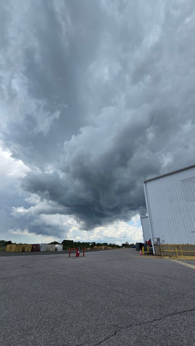 Skarddd's tweet photo. Pretty wicked looking storm clouds about 10 minutes before a 90 second downpour with 1/4inch hail. 

Located in Middle River Maryland. 

@ryanhallyall https://t.co/HrcztpqKnm