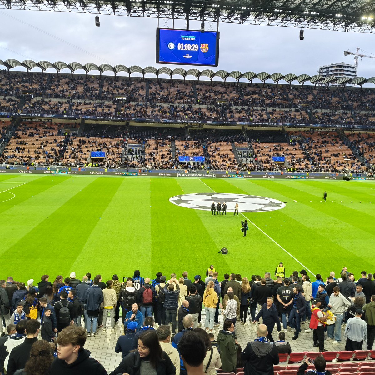 Pronti per spingere i ragazzi all'impresa 💙🖤 #InterBarcellona #UCL