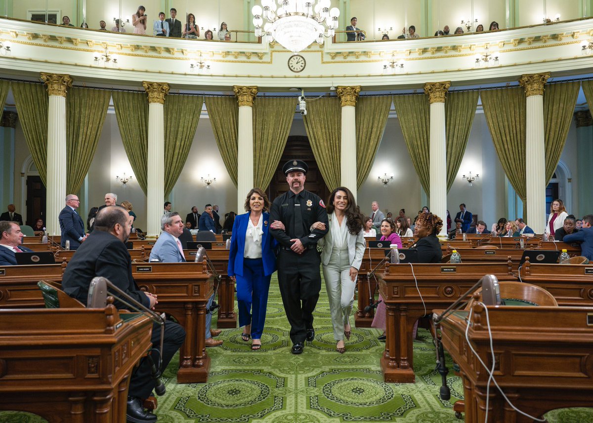 AsmMRodriguez's tweet image. Honored to escort Firefighter Raffy Bitchakdjian down the aisle as he was recognized by the State Assembly at the 2025 Latino Spirit Awards!
Raffy bravely served as a first responder during the Eaton Wildfires and continues to exemplify courage and dedication.
Thank you, Raffy.