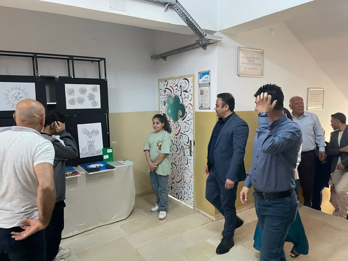 İlçe Milli Eğitim Müdürümüz Sn. Önder ANDİÇ ve İlçe Şube Müdürlerimizin katılımıyla okulumuzda Resim Sergisinin açılışı gerçekleştirildi. Emeği geçen herkese teşekkür ederiz.