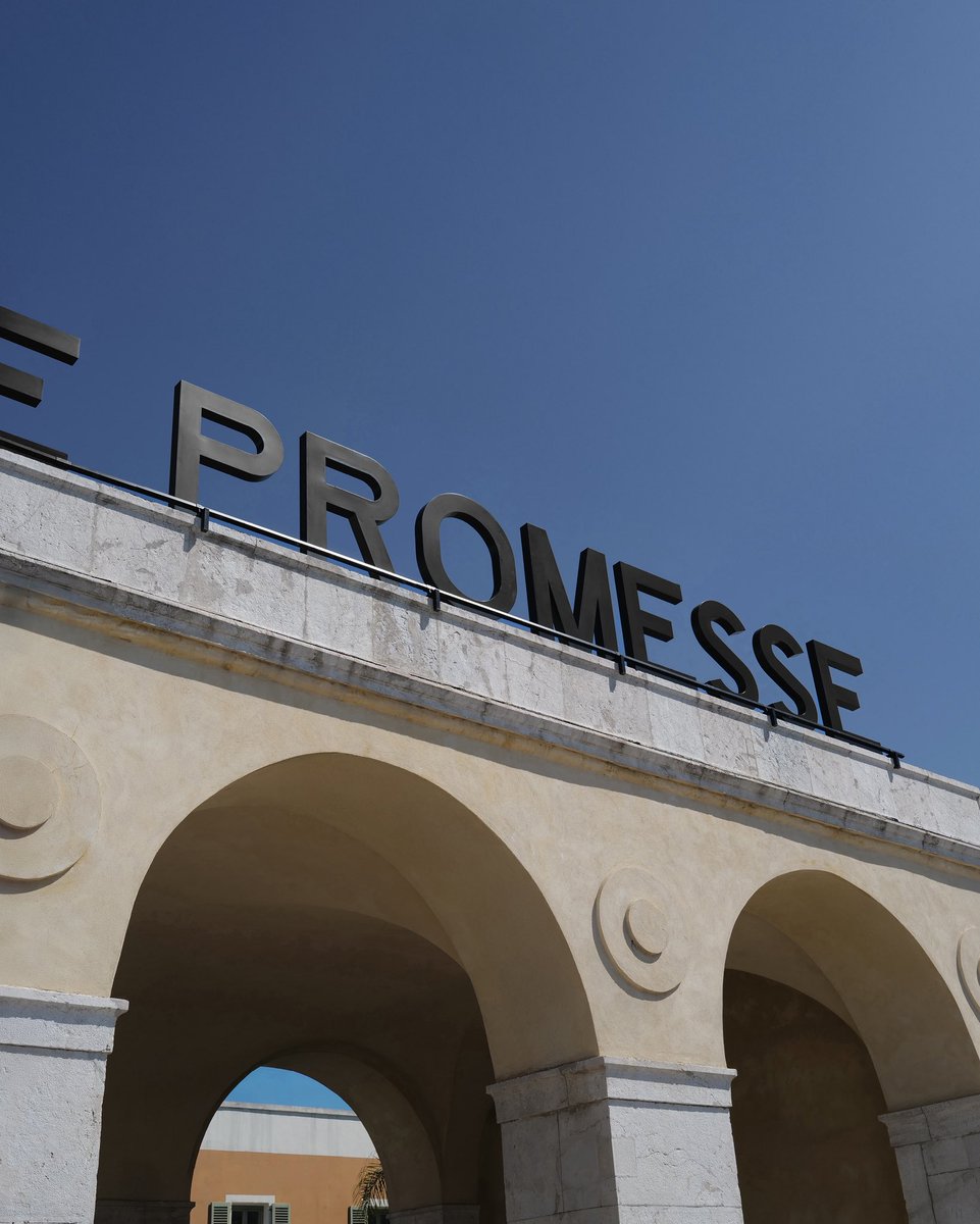 SONGER LA VAGUE
SUR UN HORIZON
UNE PROMESSE
JOËL ANDRIANOMEARISOA

BIENNALE DES ARTS ET DE L’OCÉAN 2025
TERRASSE DES PONCHETTES . QUAI DES ÉTATS UNIS
NICE . FRANCE

ON VIEW NOW UNTIL FALL 2025

#JoelAndrianomearisoa #Nice