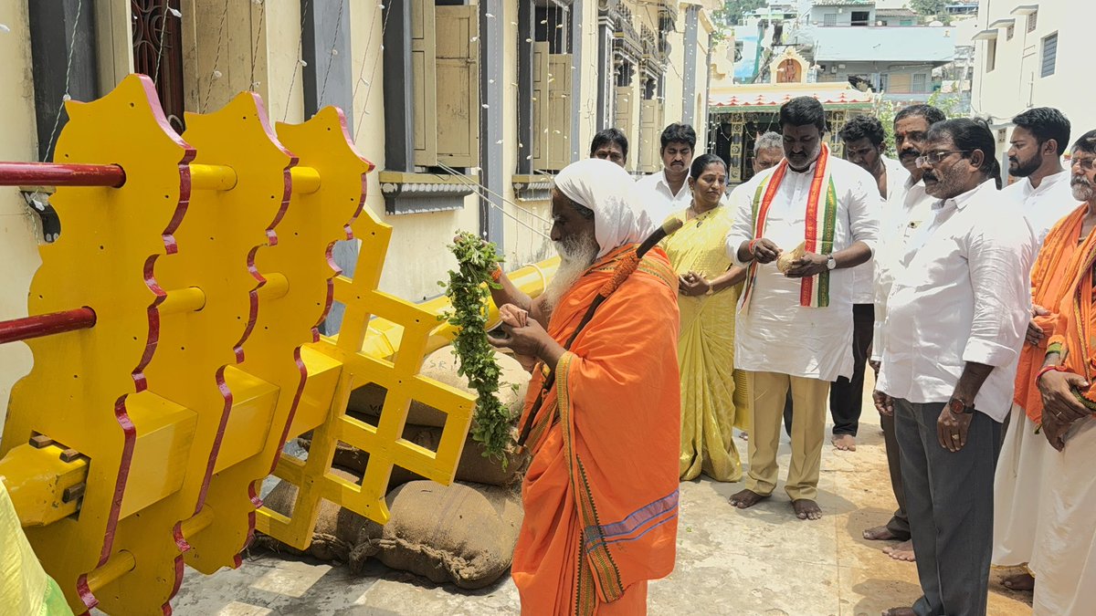 *9న శ్రీ వీరాంజనేయ స్వామి వారి ఆలయంలో నూతన ధ్వజస్తంభ ప్రతిష్ట మహోత్సవం* 

*ఆలయాన్ని సందర్శించిన హనుమాన్ దీక్ష పీఠం పీఠాధిపతి శ్రీ శ్రీ శ్రీ దుర్గాప్రసాద్ స్వామీజీ*

 విజయవాడ, మే 6:  స్థానిక చిట్టి నగర్  ఆంజనేయ వాగులోని శ్రీ వీరాంజనేయ స్వామి వారి దేవస్థానంలో నూతన ధ్వజస్తంభ