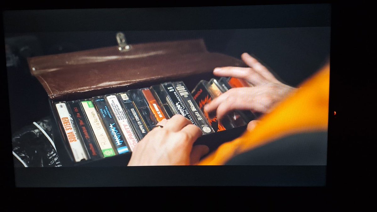 Unos casettes mas al costado y el capítulo terminaba con Otro día para ser. Queda para la 2da temporada.