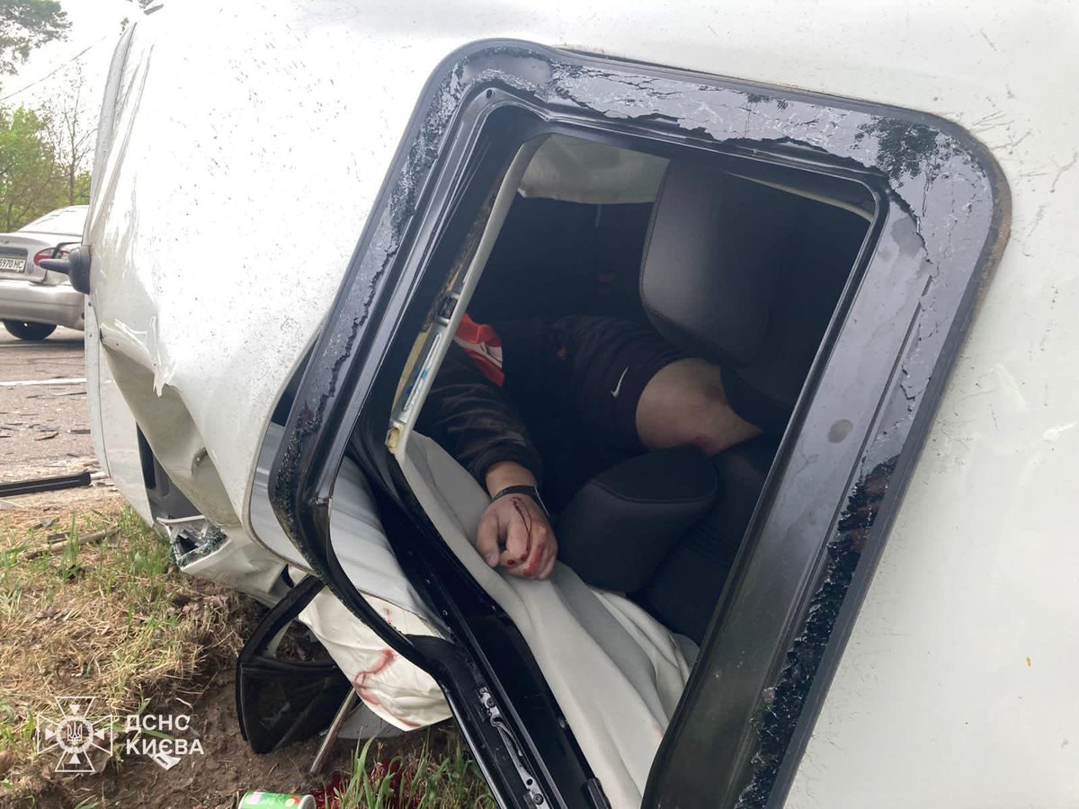 KyivOperativ's tweet image. Голосіївський район: рятувальники деблокували тіло чоловіка, загиблого у ДТП

06 травня о 16:43 надійшло повідомлення про дорожньо-транспортну пригоду, що сталася на Столичному шосе за участі легкових автомобілів #Daewoo #Lanos та #Volkswagen #Jetta.