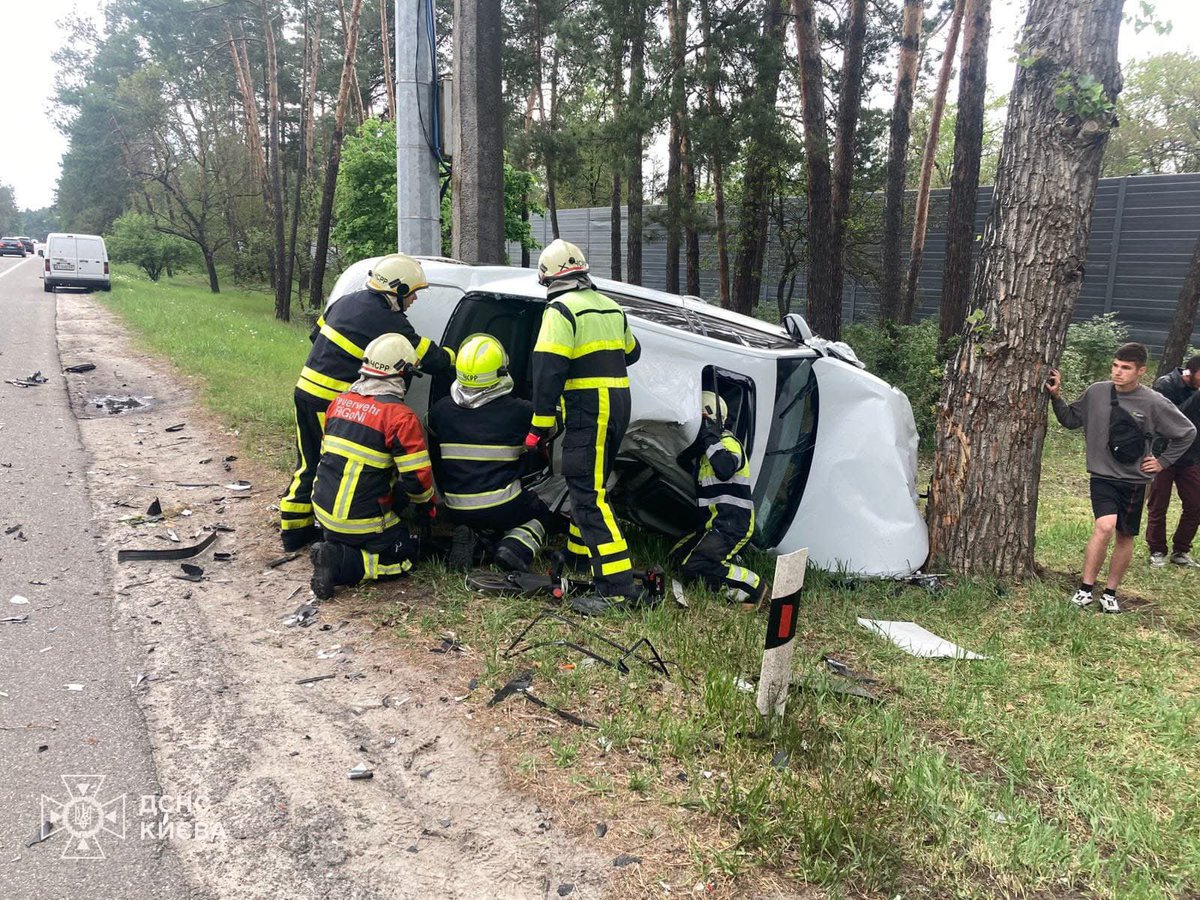 KyivOperativ's tweet image. Голосіївський район: рятувальники деблокували тіло чоловіка, загиблого у ДТП

06 травня о 16:43 надійшло повідомлення про дорожньо-транспортну пригоду, що сталася на Столичному шосе за участі легкових автомобілів #Daewoo #Lanos та #Volkswagen #Jetta.