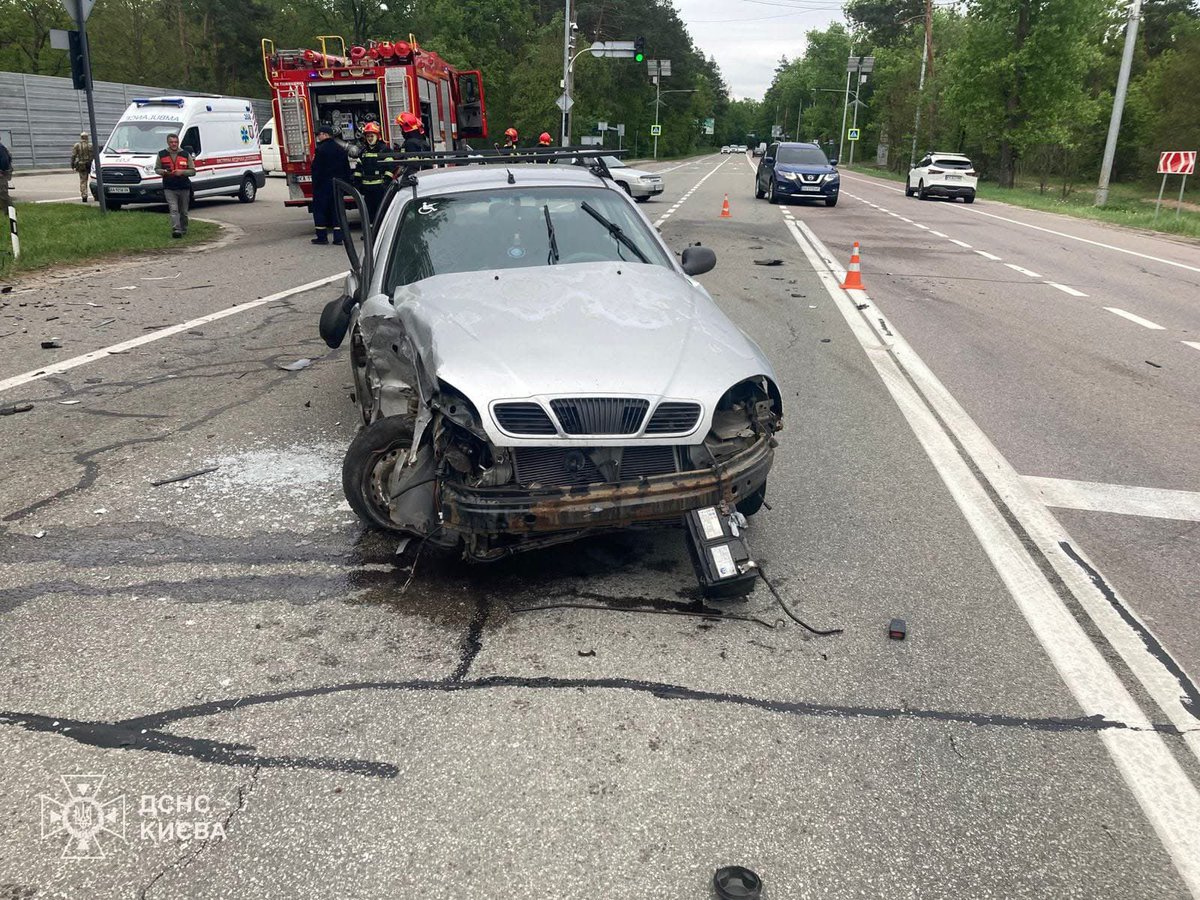 KyivOperativ's tweet image. Голосіївський район: рятувальники деблокували тіло чоловіка, загиблого у ДТП

06 травня о 16:43 надійшло повідомлення про дорожньо-транспортну пригоду, що сталася на Столичному шосе за участі легкових автомобілів #Daewoo #Lanos та #Volkswagen #Jetta.