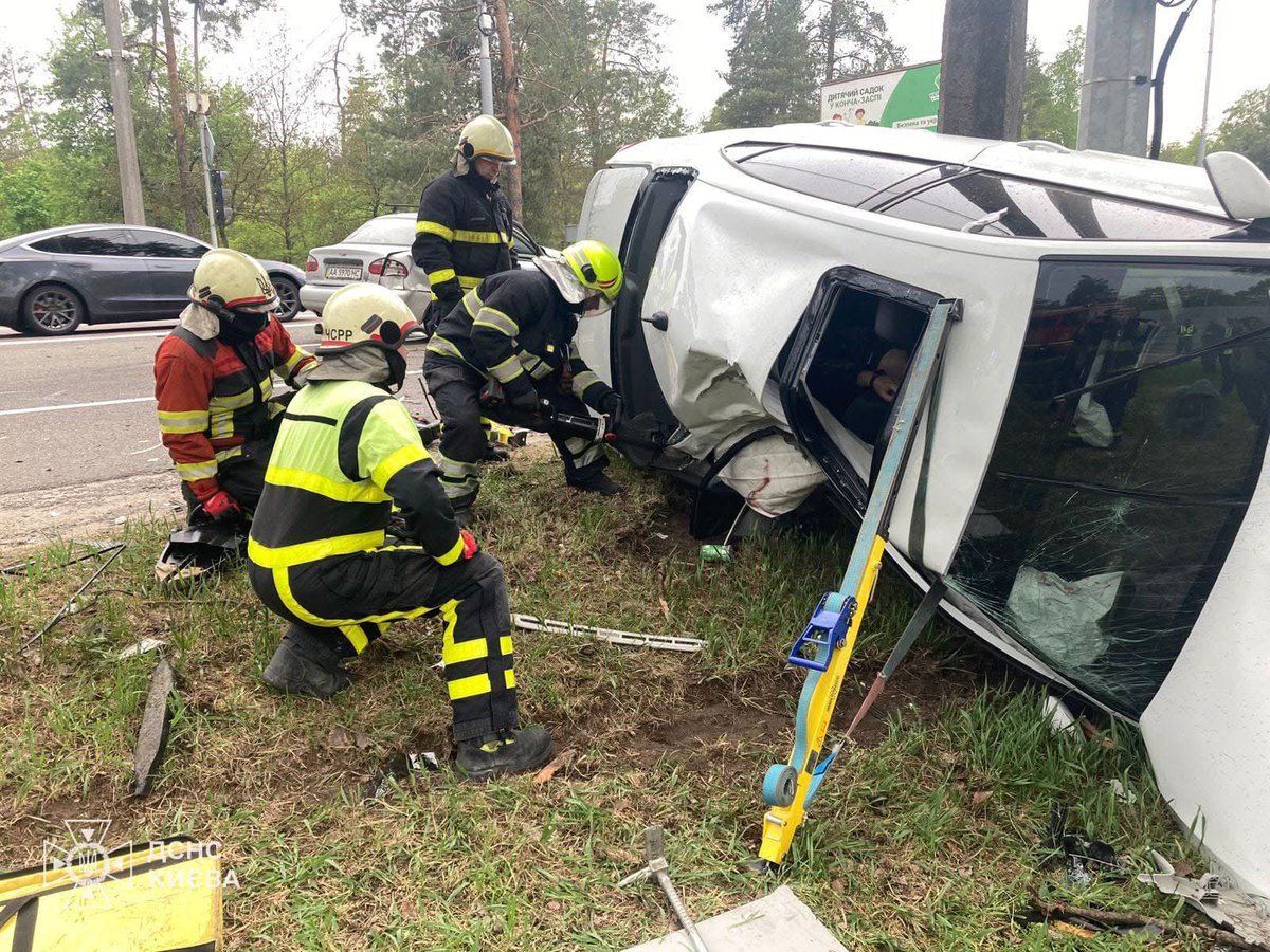 KyivOperativ's tweet image. Голосіївський район: рятувальники деблокували тіло чоловіка, загиблого у ДТП

06 травня о 16:43 надійшло повідомлення про дорожньо-транспортну пригоду, що сталася на Столичному шосе за участі легкових автомобілів #Daewoo #Lanos та #Volkswagen #Jetta.