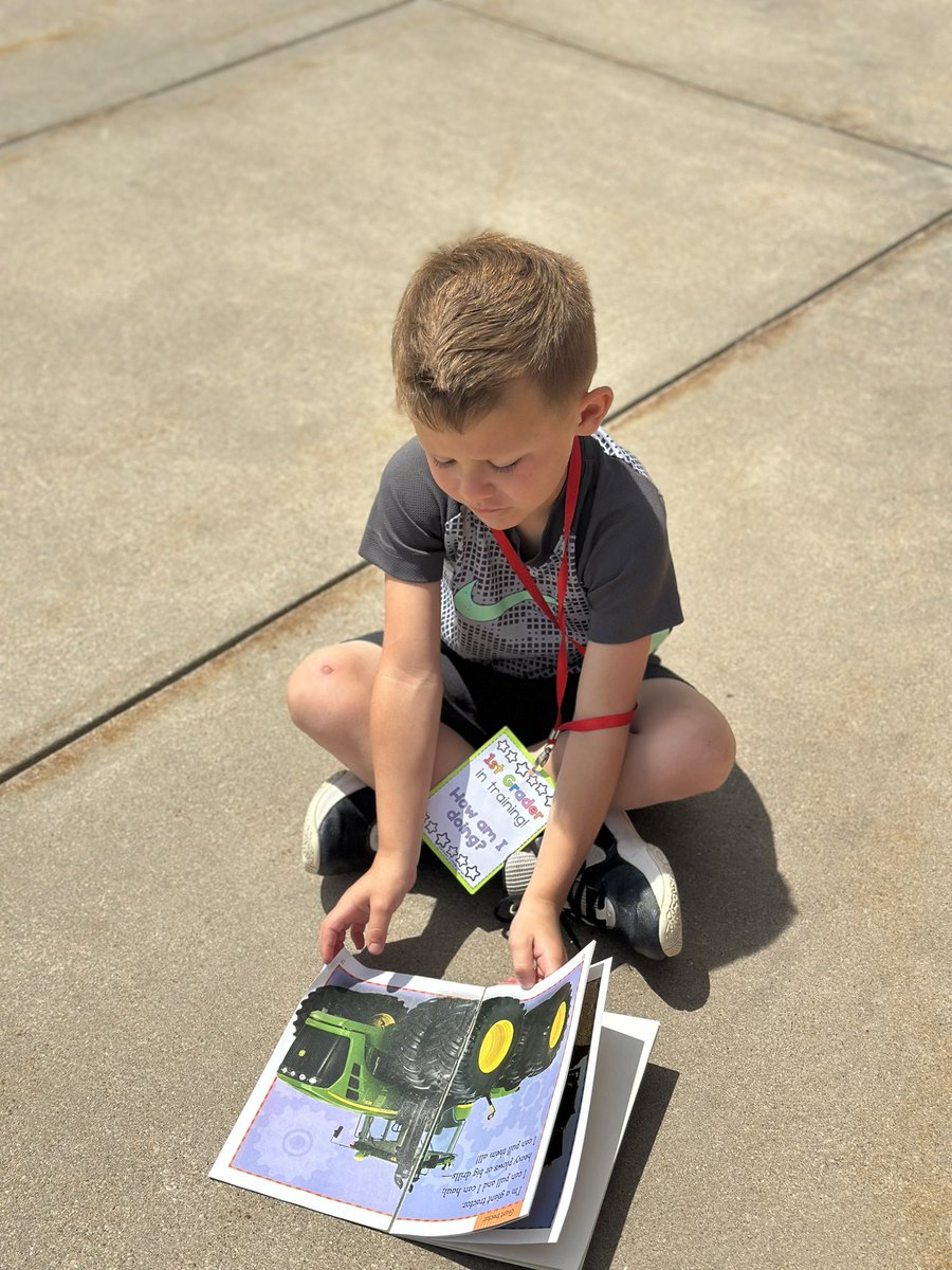 kklundstrom's tweet photo. It’s a perfect day to read outside! 📚☀️ https://t.co/eSuQOmpDwL