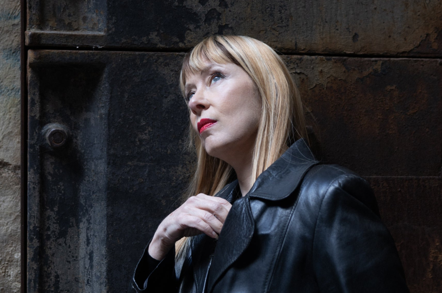 officialcharts's tweet photo. Can #SuzanneVega bank a seventh Top 40 album with #FlyingWithAngels🪽?
Check out your brand-new Albums Chart Update: https://t.co/BAHIXYpaQu https://t.co/4do2aoTFFb