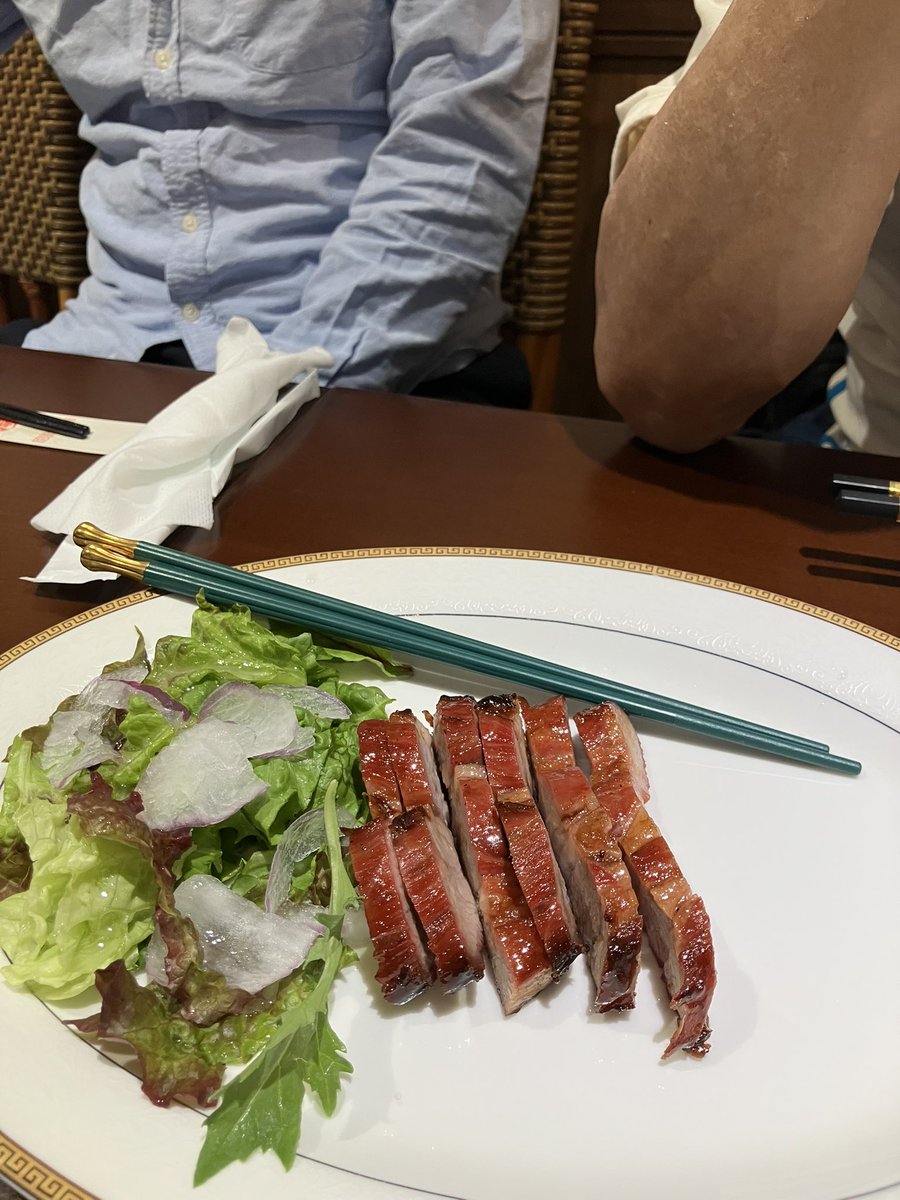 weizibinbin's tweet photo. GWに帰京した息子と北千住丸井の裏の本格香港中華を。香港叉焼と北京ダック。餅が薄くて絶品だった。 https://t.co/E1LrfpEQDD